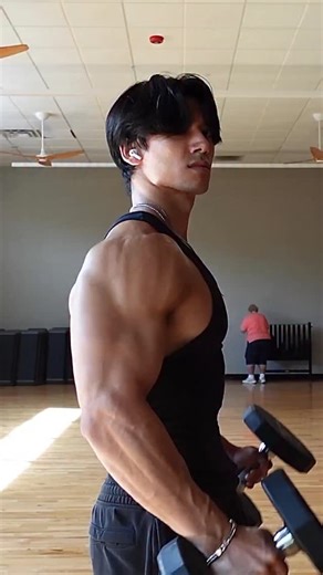 kind of curious to see how much definition my arms would have if I went on a cut…but for now… more size. #workoutmotivation #bodybuilding #gymrat #explore | Chaoyigon