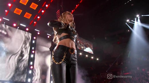 Miley Cyrus - Wrecking Ball （2019年iHeartRadio音乐节现场）_哔哩哔哩_bilibili