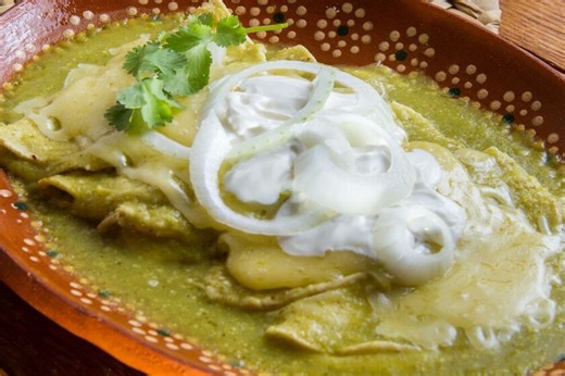 Cómo condimentar la salsa verde para enchiladas con una mezcla de chiles frescos y cilantro para que rinda 1 litro