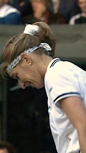 DR1 on Instagram: "Kærlighed ved første serv 💘🎾 Wimbledon er tilbage! Gør dig klar til masser af drama, store følelser og tennis i verdensklasse – det bliver sekunder, vi husker! Se med fra 30. juni på DRTV ❤️ #wimbledon"