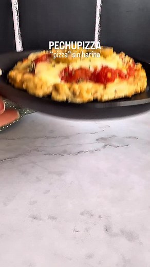 PIZZA SIN HARINA🍕 hiper proteícas! Las rellené de espinaca y queso, pero vos podés rellenarlas con lo que más te guste!! Guardá la receta y seguime @yaminutri ♨️Si no usas horno te dejo también como hacerlo en Air Fryer! 📝INGREDIENTES (4 unidades) 300 g Pechuga de pollo 40 g de avena instantánea 1 huevo 80 g de queso por salud light Tomate en conserva Sal, pimienta, pimentón ahumado Queso rallado para gratinar 📝PROCEDIMIENTO: Procesar el pollo junto con el huevo hasta obtener una pasta homogé
