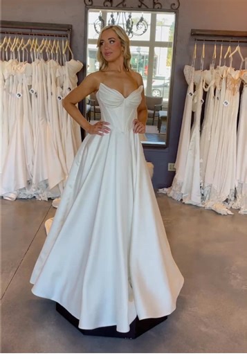 Dove by @WONÁ Concept proves that simplicity is powerful. Clean lines, refined tailoring, and a silhouette that speaks without saying a word 🤍 For brides who believe less is more ✨ 📍 Available at The Blushing Bride Boutique in Frisco, Texas Book an appointment to be introduced to your dream wedding dress by calling (214)-705-9224 or book online by visiting our website theblushingbrideboutique.com💕 #WONAConcept #MinimalBride #ModernBride #CatEyeNeckline #WeddingDress @Tori