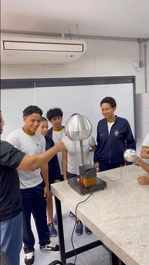 Investigating, in practice, the processes of electrification using the Van de Graaff generator. ⚡️⚡️