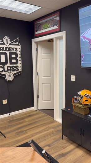 Look what we got here... just in time for MAY!It's a box from SYRACUSE LACROSSE!! What a rich history this program has... freakin' JIM BROWN played here!!Thank you Coach Gait and @CuseMLAX for this box, good luck in the postseason!