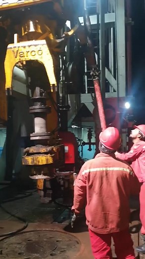 Varco Top Drive Drilling System Varco Top Drive Drilling System is more than a concept. It is a proven, practical drilling system that has been setting drilling records and producing profits for operators. Time savings have averaged over 25% on the wells drilled with this system. In addition to reaching TD ahead of schedule, the operators feel that the ability to drill down 90foot stands, produces a cleaner borehole and fewer subsequent sticking problems. By rotating the string from a drilling m