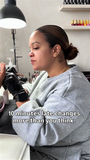 When an appointment starts on time, I don’t waste a single minute. In the first 10–15 minutes, I can already: – remove a large portion of old gel or acrylic – start prepping your nails – begin the Russian manicure (detailed cuticle work) – assess your nail anatomy and plan the structure That time is not “extra.” It’s the foundation of your set. When a client arrives 10 or 15 minutes late, it doesn’t just shorten their appointment — it affects the entire day. I still have another client scheduled