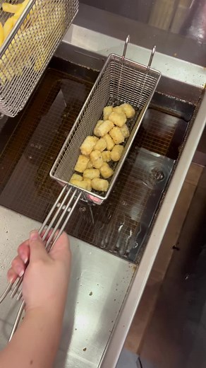 📍located in the Main Place Mall #koreanfood #koreancorndogs #koreancorndog #corndogs #twohands #twohandscorndogs #twohandssa #mainplacemall #santaana #santaanafood #twohandsmainplacemall