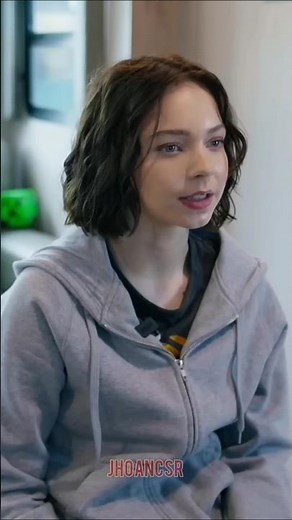 Emma Myers playing Minecraft on the set server