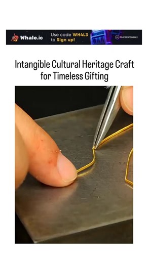 GlobalTrend_Hubb™ on Instagram: "The post features a 102-second video showcasing the intricate Chinese filigree inlay technique, a Beijing-listed national intangible cultural heritage since 2008, where artisans manually twist and solder fine gold wires into a floral-patterned pendant with turquoise inlay. Highlighting its value for "timeless gifting," the craft combines filigree (wire weaving) and inlay (gem setting) methods passed down for centuries, using minimal gold—about 10-15 grams per pie