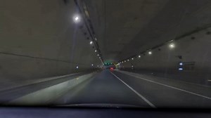 aeb救车主一命，同时后面的撞击也说明刹车距离不够，也不会百分百刹停。