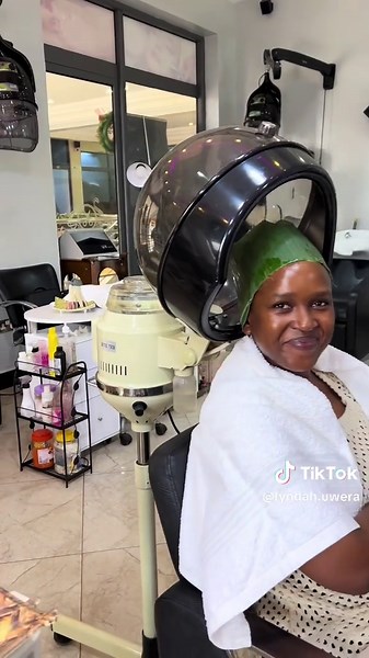 Banana Hair Clip Magic at Lozan Unisex Salon