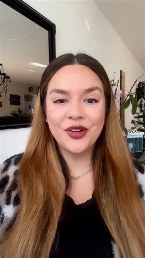 Stella | Plus Size Model on Instagram: "„Neues Jahr, neues ICH!“ 🤩 - Ja klar..., wer’s glaubt. Ich habe mir jahrelang vorgenommen mich zu optimieren und endlich diszipliniert zu sein. Und jedes Mal bin ich gescheitert – und war unglücklicher als davor. 💔🥺 Aber dieses Jahr mache ich da nicht mehr mit! Kein Warten mehr auf den perfekten Körper: Ich lebe JETZT. Und das sogar ausserhalb meiner Komfortzone und mit Kleidergrösse 46. 🤭🥰 In diesem Sinne wünsche ich euch ein Frohes neues Jahr! 🎇 💌