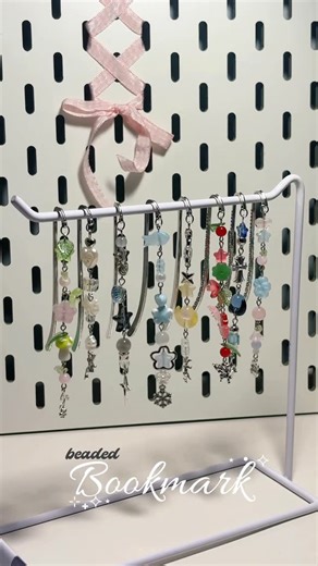 ⭑𓂃𝚑𝚊𝚗𝚍𝚖𝚊𝚍𝚎 𝚓𝚎𝚠𝚎𝚕𝚛𝚢 𝚋𝚢 𝓓♡︎ on Instagram: "who wants a pretty beaded bookmark ?~🙋🏽‍♀️ #reels #beadsjewelry #beadedbookmarks #handmadejewelry #beadsbracelet #keyring #keychain #reelsinstagram #explore"