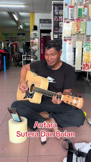 Tunggu part dia tarik Fuhhh… #abangviralbp #pengamenviral #pengamenjalanan #ariebusker #abanggitarviralbatupahat #abanggitarbatupahat #hanzstickerbp #nanatstickerbp #nanatsticker #kedaistickerbatupahat #antarasuteradanbulan