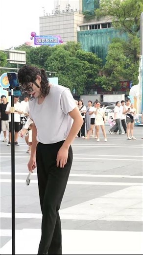 The King of Pop back ? Yes ! Michael Jackson !