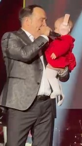 Mali dio jučerašnje atmosfere - snimano iz vašeg ugla. ❤️ Ovaj video je za sve one koji nisu mogli doći i biti s nama, ali i uspomena za one koji jesu. Nije bilo lako spakovati sve u nekoliko minuta, ali ono najvažnije je tu: ljubav, podrška, ponos, najemotivniji trenuci i moja pjesma najslađa - moja unuka Aria. Hvala onima koji su pokazali emocije i suze umjesto mene, jer sam se ja suzdržavao. Hvala svima koji ste bili dio ove večeri, u Areni ili u mislima. 💙 | Nihad Fetić-Hakala