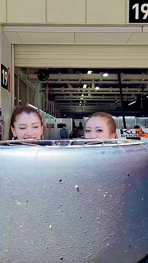 ひょっこり🛞🛞 #SUPERGT #tomsracing #36号車 #au #auサーキットクイーン #レースクイーン #鈴鹿サーキット #ポニーテール #ヘアアレンジ