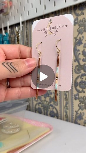 Cheyenne | Beading Tutorials on Instagram: "✨10 Minute Headpin Earrings✨ These are so cute and perfect for a beginner beading project or handmade Christmas present! 🎁 You can try my pattern or make your own! My pattern: 10 brown 5 blue 3 beige 1 brown 1 blue 1 brown 3 beige 5 blue 10 brown I hope you enjoyed this mini beading tutorial! Make sure to tag me in your recreations so I can share all your wonderful creations in my IG story! 🥰 #beading #beadwork #learntobead #beadingtutorial #diycraft