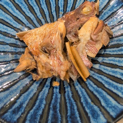 hide.11 on Instagram: "#熊本グルメ #グルメ好きな人と繋がりたい #あらだき定食 #さしみ定食 #スーパー内のレストラン 去年くらいに家の近所のスーパー内の洋服屋が片付けられ突如オープンした食事処？レストラン？「春の食卓」 まるで大学の文化祭の飲食コーナーの様な感じでまるで行く気がしなかったがある日ふとメニューを見たらなんかえらい豊富だし値段もお手頃だったので何となく全く期待もしないで行ってみました😆 入店するとあら不思議！ なんとソファー席まであってなかなかのくつろぎ空間😁 外から見るより１０倍位落ち着く空間✨️ 1日１０食限定の刺身定食とあら炊き定食をチョイスしたけど刺身は新鮮で物凄い厚切り‼️ あら炊きもトロトロで甘くて近所のあら炊き有名店にも負けない美味しさ😋 いや〜💦完全に油断してたわ🤣 洋食メニューも豊富だけでなく佐賀牛やあか牛、国産和牛を使ってこの値段⁉️ 次は洋食いってみよう😁 ご馳走様でした～✨️"