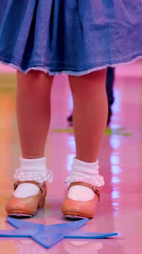 It’s time to tap! 👞👞 Stomp along with our little farmers and their tap dancing step, the “Heel Toe Hoedown” 🤠 #tapdance #kidsdance #learntodance #readysetdance #kidstapdance #westerndance