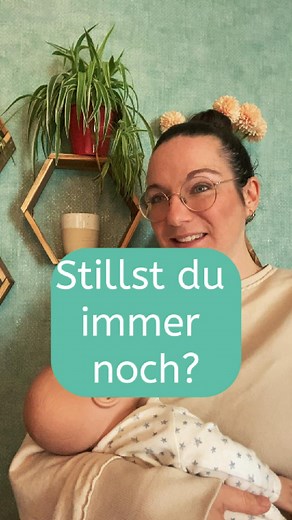 💬 „Stillst du etwa immer noch?“ Ein Satz, den viele Mamas früher oder später hören. Meistens von Menschen, die es eigentlich nur gut meinen, aber nicht wissen, wie lange Stillen tatsächlich normal und gesund ist. Muttermilch bleibt über die komplette Stillzeit wertvoll, egal wie alt das Kind ist: sie liefert weiterhin Energie, Eiweiß, Fett und Antikörper. Stillen ist nicht „klammern“, sondern Nähe, Trost, Regulation und ganz viel Liebe. ❤️ Wie lange man stillt, entscheiden nur zwei Personen: Ma
