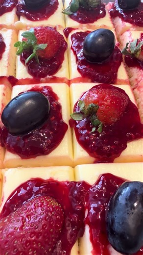 Classic Victoria sponge with fresh cream & home made raspberry jam.. #victoriacake #victoriasandwichcake #strawberrycake #kekhantaran #keksubangjaya