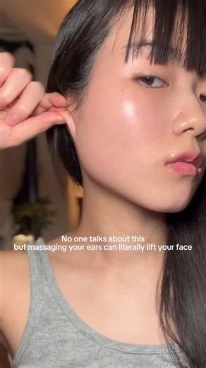 Katsuko on Instagram‎: "4 Ear Massages for a Natural Face Lift✨👂💆‍♀️ Your ears are packed with reflexology points that connect to your facial muscles, lymphatic system, and even circulation. By gently massaging specific areas, you can: ✔️Lift and tone sagging skin ✔️Reduce puffiness ✔️Boost blood flow for a natural glow ✔️Relax tension that contributes to fine lines Practice each massage 18 times and see the difference instantly. 4 مساجات للأذن لشدّ الوجه بشكل طبيعي ✨👂💆‍♀️ تحتوي الأذنان على 