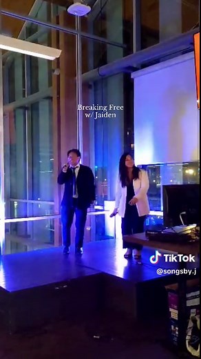 Karaoke Duet of Breaking Free from High School Musical