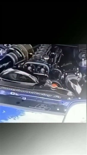 slice it on Instagram: "“会喝水的道路”（即透水沥青路面）是一种经过工程设计的路面结构，其核心特点是能够让雨水快速渗透路面，而不是在表面产生积水。透水沥青不同于传统致密型沥青，它通过减少细集料来形成更高的空隙率，从而构建一个相互连通的孔隙网络，使雨水能够垂直渗入路面。路面下方通常设置级配良好的碎石贮水层，用于暂时储存渗入的雨水，并让其逐渐渗入土壤或以受控方式排入排水系统。该结构不仅能有效减少地表径流和城市内涝，还可降低车辆水滑风险，提高行车安全，同时通过补充地下水和过滤污染物实现生态效益。因此，透水沥青被视为现代交通基础设施中可持续雨水管理的重要技术进展。#透水沥青 #海绵城市 #会喝水的道路 #绿色基础设施 #低影响开发 可持续交通 城市规划 智慧城市 环境工程 雨水管理 道路工程 城市建设"