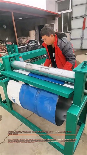 Trennen, pressen, verdichten: Wie die Maschine aus der runden Tonne eine flache Platte macht
