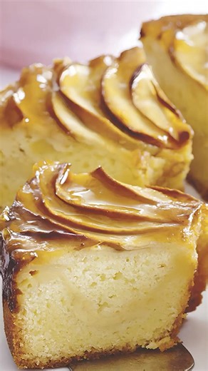 Soft Apple Cake with Cream ⭐