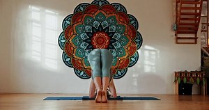 clip-3523090829-senior-woman-yoga-upside-down-flexibility-mindfulness