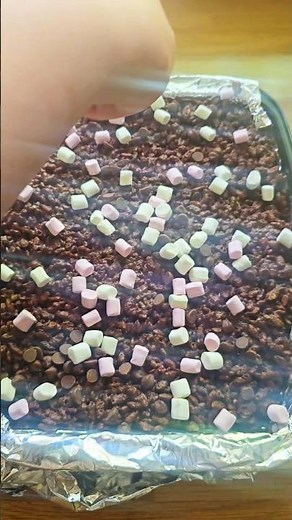 Rice crispie bars that are sooo unbelievably easy to make. #food #cooking #shorts #viral