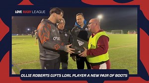 𝙆𝙞𝙣𝙙𝙣𝙚𝙨𝙨 𝙘𝙤𝙨𝙩𝙨 𝙣𝙤𝙩𝙝𝙞𝙣𝙜 ❤️ A wholesome moment as Sheffield star Ollie Roberts gifts one of the club's LDRL players a new pair of boots after noticing he was wearing black leather shoes for training... 👟 Full story: https://bit.ly/3IXGUIa | Love Rugby League