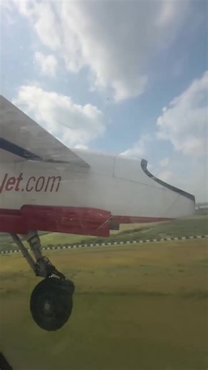 The moment a SpiceJet Bombardier Q400 aircraft operating flight SG...