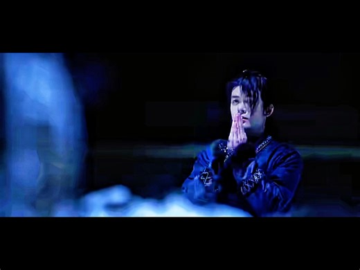 雪下得那么深 下得那么认真倒映出我躺在雪中的伤痕我并不在乎自己究竟多伤痕累累可我在乎今后你有谁陪爱得那么深 比谁都认真可最后还是只剩我一个人王小石！