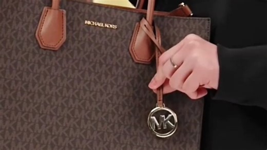 新年送礼首选，MK Mercer大号老花单肩包，大容量设计实用又时尚，日常通勤或出行都适合，贴心又显品味。