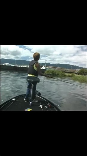 #deps Basirisky. Rana Deps Basirisky. Già dal primo lancio ci si rende conto di quanto gli spot apparentemente impescabili fino ad oggi, possano diventare terreno di caccia ideale del #basirisky topwater crawler ! Può passare sulle cover più estreme senza problemi, stanando i bass più grossi dove non avresti mai avuto il coraggio di cercarli. Cammina sulla superficie, facendosi largo tra le alghe e le castagne d’acqua grazie alle rivoluzionarie appendici laterali, costruite di una particolare go