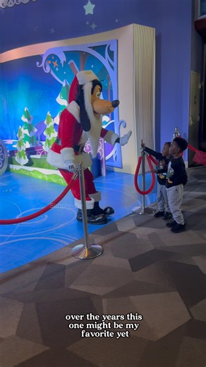 Come meet Santa Goofy with us 🎅🎄#momlife #disney #christmas #santa
