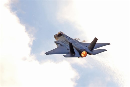 היסטוריה בשמי טהרן: מטוס קרב של חיל האוויר הפיל מטוס קרב איראני - i24NEWS