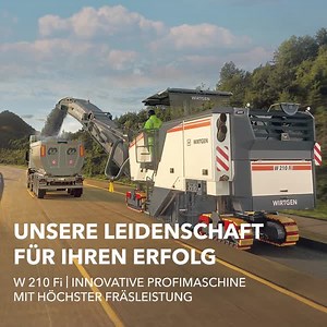 Die Wirtgen Großfräse W 210 Fi: 766 PS für maximale Fräsleistung! Die innovative Maschinensteuerung Mill Assist unterstützt dabei im Automatikbetrieb und garantiert die Maschineneffizienz. Ein einzigartiges Dual-Shift-Lastschaltgetriebe ermöglicht optimale Fräsleistung und reduziert den Meißelverschleiß. Das MCS (Multiple-Cutting-System) macht einen besonders schnellen Wechsel der Fräsaggregate möglich. Mit den Wirtgen Großfräsen der F-Serie wird auf Profi-Niveau gearbeitet. https://www.wirtgen-