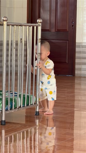 Ai hỏi Huy Hoàng đó. Có Huy Hoàng đây ạ 😁 #ÔngBốBỉmSữa #chùamồcôi #dũngbánhmì #NuôiEm #maiamducquang | Dũng Bánh Mì