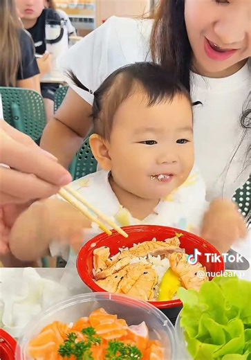 @แม่นิวไง ที่ชอบกินชานม🧋 ขอบคุณคุณนิว น้องนิษา🥰 และครอบครัวมากเลยนะคะ น่ารักทั้งครอบครัวเลยค่ะ Salmon Cat แซลมอนสดส่งตรงจากนอร์เวย์💯🇳🇴 📍ตลาดสดธนบุรี ร้านอยู่โซนซีฟู้ด ซอย4 📍Red Spoon Market (แซลมอนแคท ดอนเมือง) Line🆔 @salmoncat 📞 061-4614644 🚗🌬️ มีบริการเรียกรถส่งของให้ถึงบ้าน ผ่านแอพลาล่ามูฟ / ต่างจังหวัด ผ่านขนส่งอินเตอร์เอกเพลส ✔️เชคค่าส่งให้ก่อนสั่งได้ค่ะ ⭐️ เมนูแนะนำ : แซลมอนนอร์เวย์ซาชิมิ,แซลมอนดอง 🫶🏻 A Special Treat From The Sea 🌊 ของขวัญที่ดีที่สุดจากท้องทะเล #salmoncat #แซ
