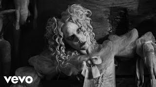 Lady Gaga se prend pour une poupée dans le clip de « The Dead Dance » pour la série Netflix « Mercredi »