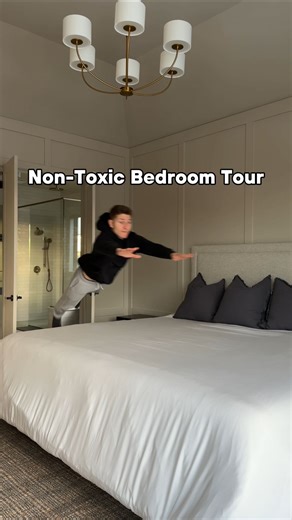 Joey Jurgovan on Instagram: "Non-toxic bedroom… Sorted ✅ I understand not everyone can just swap out their mattress and all their stuff, I couldn’t either. I took it one thing at a time and eventually got to where I am now. Easiest, and most affordable ways to start are buying a red light bulb for your bed side lamp, removing screens like laptops and tvs from your room, and putting your phone in airplane mode at night. Then upgrade your sheets to ones made from all natural materials like linen,