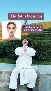 The lotus blossoms. Rub from neck up to forehead. 1.Beautify and improve sagging face. 2.Calm the mind, improve sleep. 3-5 minutes before sleeping. Inhale, rub your hands upward; exhale, relax your hands and press down. Tilt your head back, rub your face, stretch and massage to improve the circulation of the neck and face, reduce wrinkles, and prevent sagging of the lower face. During the practice, you can open the chest, stretch the heart meridian and lung meridian, help the blood circulation b