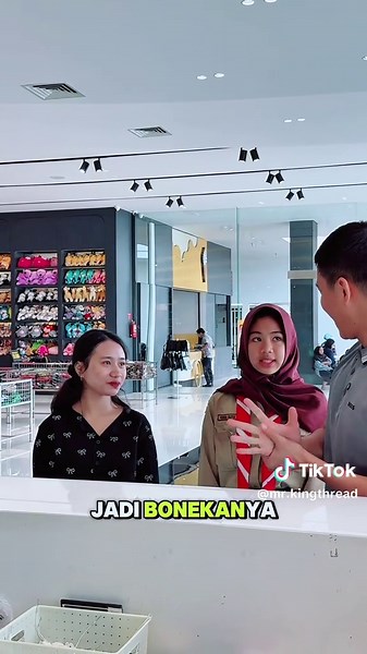 Momen Bahagia Berbelanja Boneka
