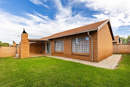 R 1 100 000 | 2 Bedroom Townhouse in Willow Park Manor | Private Property