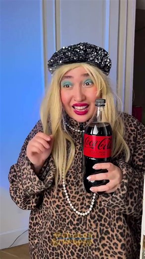 Cola Lip Challenge: What Happens?! 🤯 #BeautyHacks