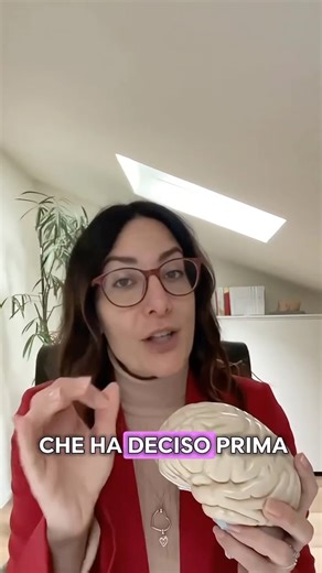 Laura Pirotta - Psicologa on Instagram: "Ti è mai capitato di reagire d’impulso e capire solo dopo cosa stavi facendo? Non è debolezza. Non è scarsa autocontrollo. È il tuo cervello che ha agito prima di te. Quando il cervello percepisce un pericolo, l’amigdala si attiva in millisecondi: non chiede il permesso alla parte razionale, mette in allerta il corpo, accelera il cuore e prepara alla fuga o all’attacco. Ecco perché dirsi “calmati” spesso non funziona: quando il sistema di allarme è acceso